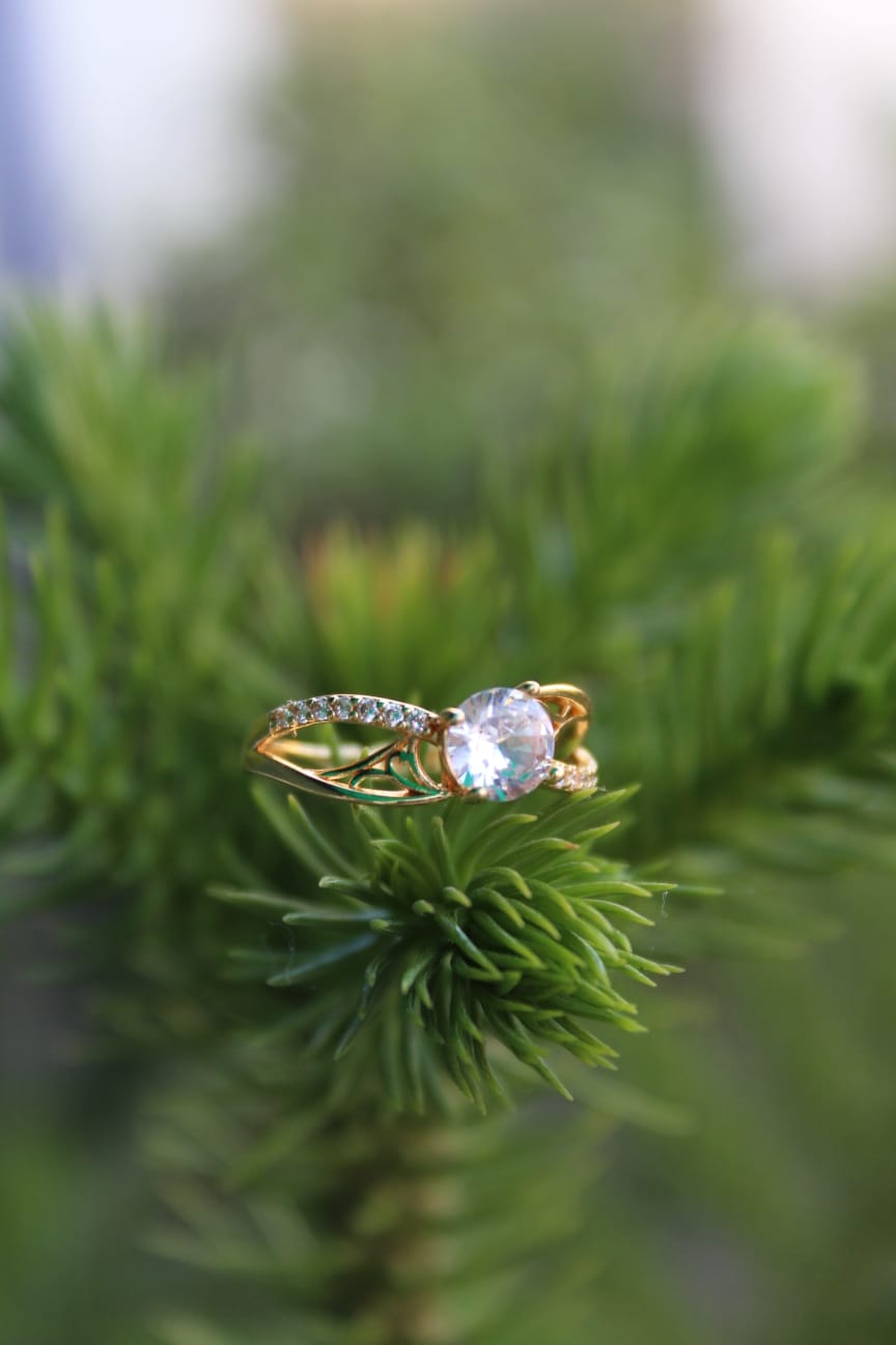 Solitaire Gold Polished Crossover Ring